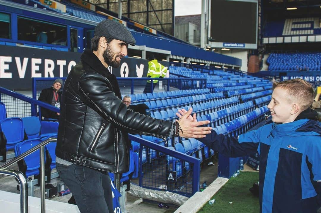 アンドレ・ゴメスさんのインスタグラム写真 - (アンドレ・ゴメスInstagram)「❗️ GIVEAWAY ❗️  🇬🇧 It’s my birthday, but the gift is for you! To celebrate this special day, I’m giving away an @everton signed shirt to one of you!  To participate, you have to:  👉 Follow me at Instagram 👉 Like this post 👉 Mark 2 of your mates 👉 Challenge me to something you want me to do  I'll do the challenge I like the most and I’ll send my shirt to the author of it.   You can participate until next Saturday (1st august), 11:59pm, and the announcement will take place on Sunday (2nd august)!  🇵🇹 O aniversário é meu, mas o presente é para ti! Para celebrar este dia especial, vou oferecer uma camisola do Everton, assinada por mim, a um de vocês!   Para participares, tens de:  👉 Seguir-me no Instagram 👉 Gostar deste post 👉 Marcar dois amigos 👉 Desafiar-me com algo que queiras que faça  Vou cumprir o desafio que mais gostar e entregar a camisola ao autor do mesmo.   Podes participar até às 23h59 de sábado (01/08), sendo que o anúncio será feito no domingo (02/08)!」7月31日 1時49分 - aftgomes21