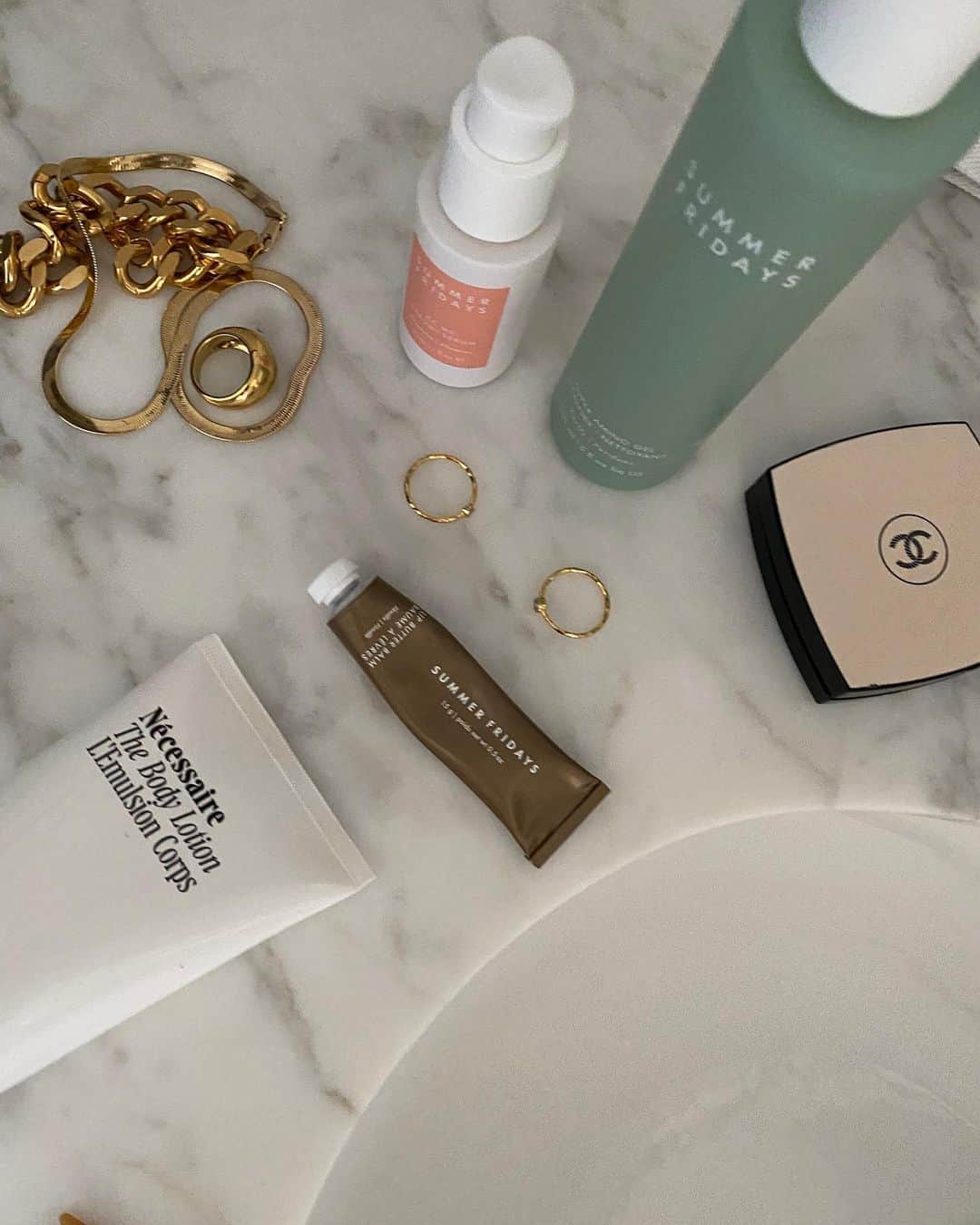 Marianna Hewittのインスタグラム：「my morning routine 🤍 ps I heard @summerfridays lip butter balm is back in stock🍦」
