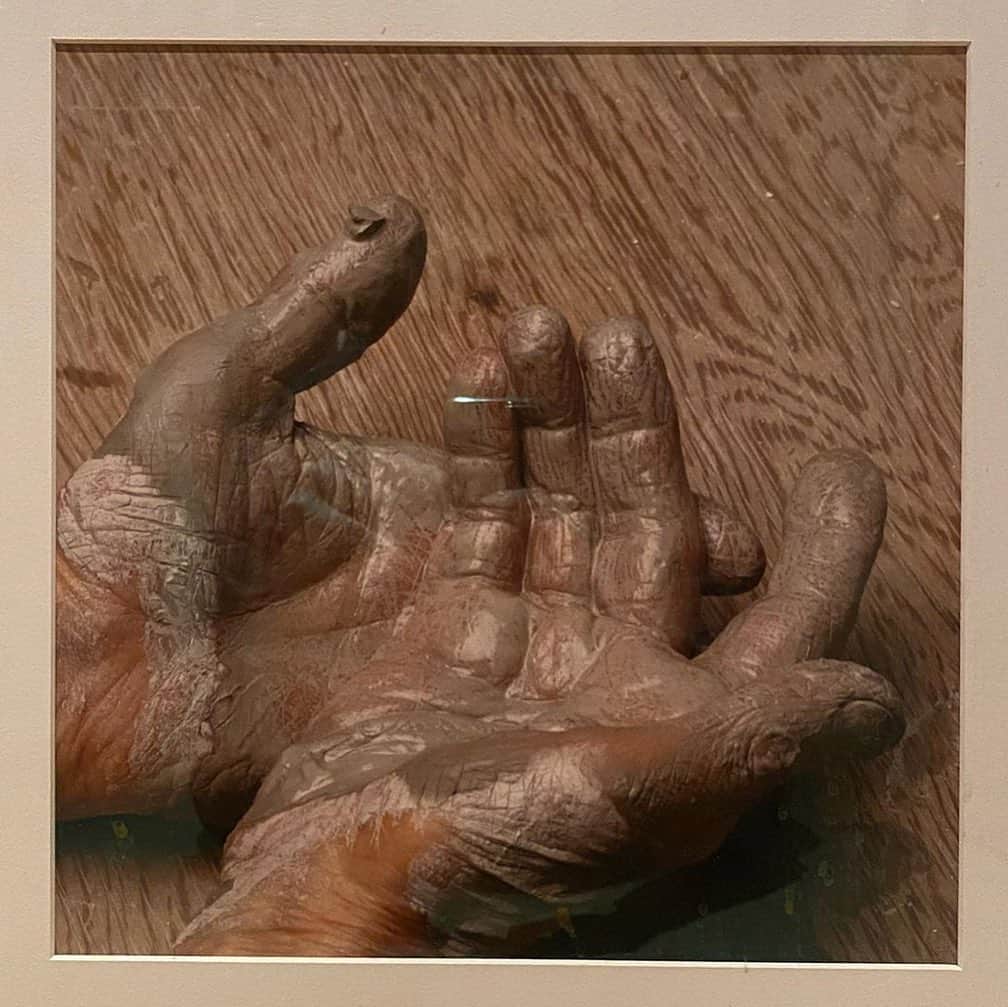 JWアンダーソンさんのインスタグラム写真 - (JWアンダーソンInstagram)「Dame Lucie Rie's hands, covered in clay, captured by Lord Snowdon in 1988.」7月31日 1時53分 - jw_anderson