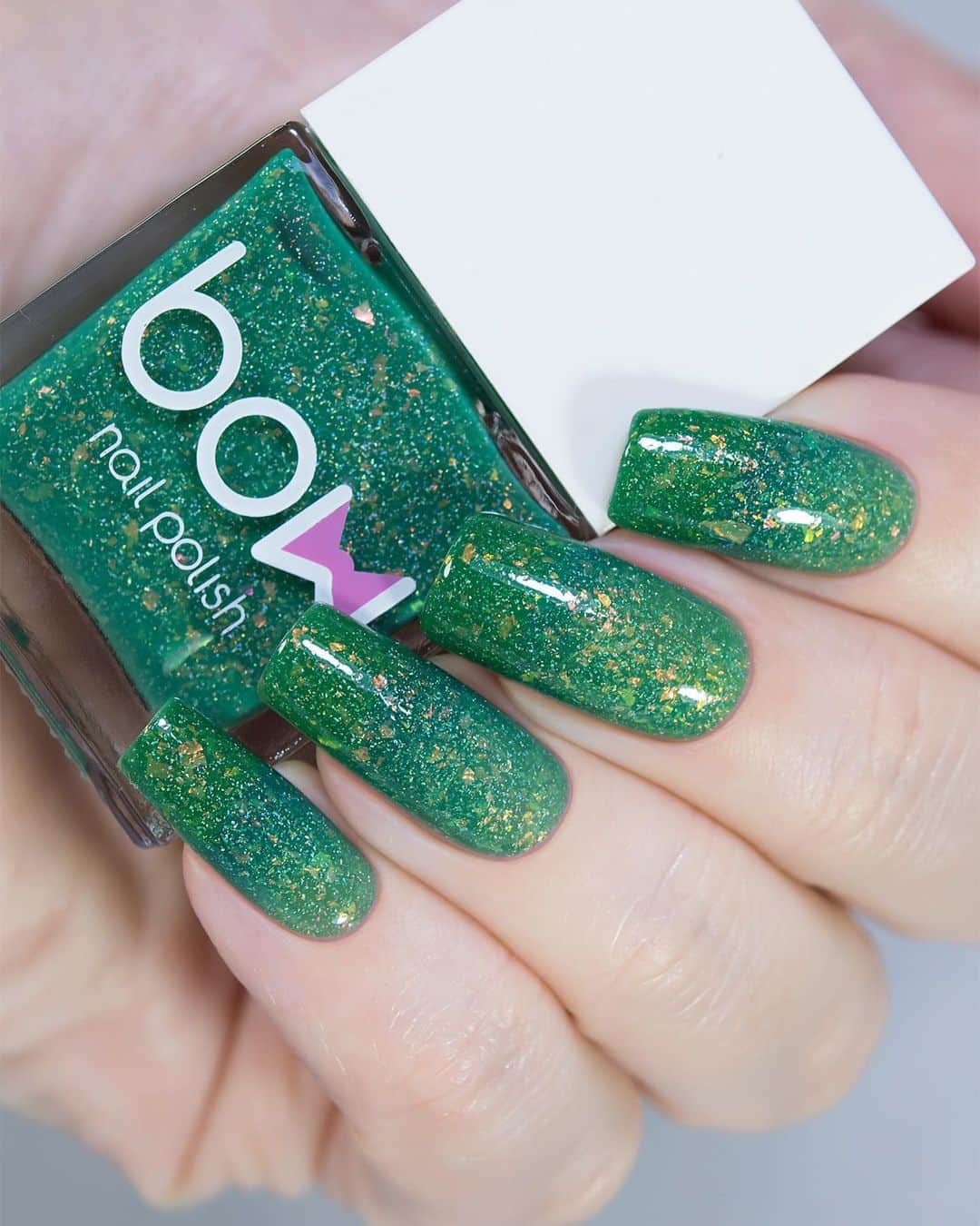 Sveta Sandersのインスタグラム：「#BowPolish “Rescue Me” от @bowpolish 💚 термо-лак с переходом цвета от светло-зелёного до яркого насыщенного зелёного.」