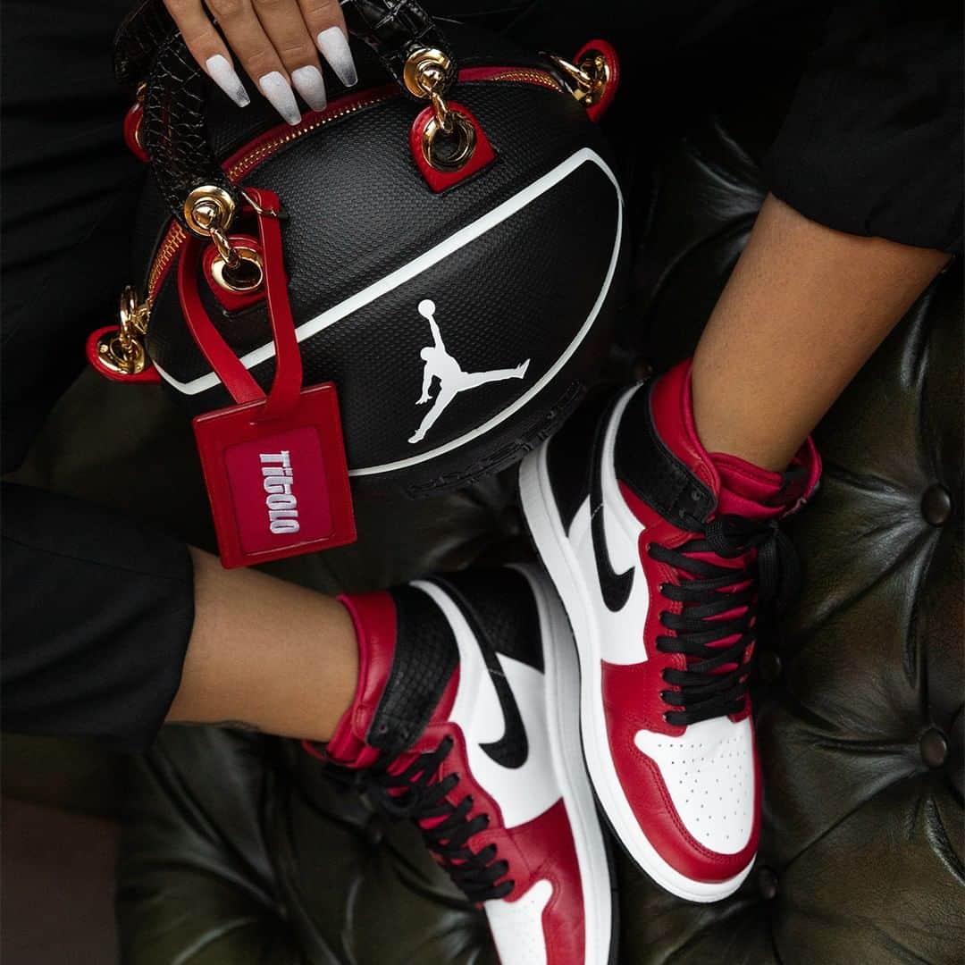 Sneaker Newsさんのインスタグラム写真 - (Sneaker NewsInstagram)「@titoloshop is commemorating the launch of the Air Jordan 1 Retro High OG "Satin Snake" with a dope custom basketball bag. Would you match the bag with the kicks? Hit the link in our bio to learn more about Titolo's raffle.」7月31日 2時01分 - sneakernews