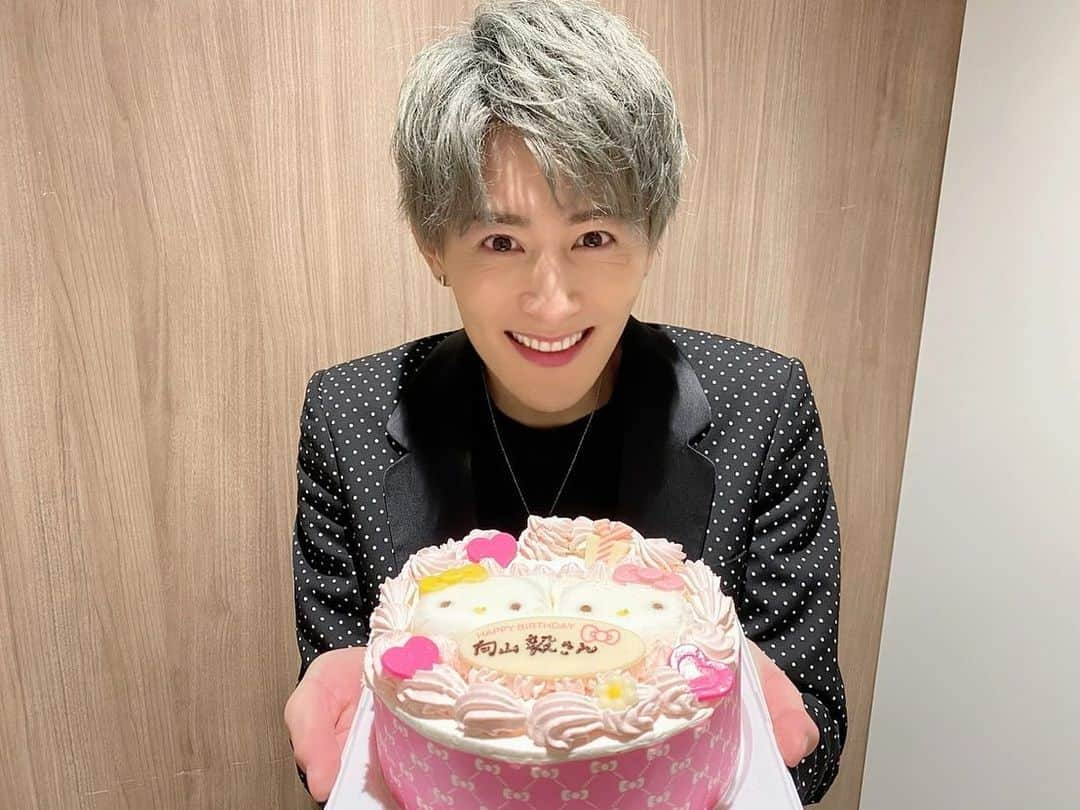 向山毅さんのインスタグラム写真 - (向山毅Instagram)「BIRTHDAY ONLINE LIVEありがとうございました。 ほんとに最幸の気持ちでいっぱいです。 このご時世の中、お祝いしてもらえてONLINEでもライブ出来た事。 メンバー、スタッフのみなさんありがとう！！！！  そしてCollarsの皆さん、会えない日が続いて 今はオンライン上でしか会えてないなくて でもBIRTHDAY LIVEを観に来てくれて、 たくさんたくさんお祝いしてくれて、 今日のライブ映像を見返しながら、色んな反省会をしてますが、 一つ一つのコメントがとても嬉しいです！！  今日は、なんと！！！！ #ファンファンキティ で一緒に遊んだりしてるキティちゃん、クロミちゃん、シナモン、そしてサンリオのスタッフの皆さん、不二家の皆さんからサプライズプレゼントを頂きました😭 キティちゃん＆ミミィちゃんのケーキ🎂 キティちゃんの花束💐 キティちゃんクロミちゃんシナモンからの色紙📝 サンリオのグッズ こんなにも沢山のプレゼント本当にありがとうございます！！！ ファンファンキティの撮影でもスタッフの皆さんがものすごく優しく楽しく笑顔で接して下さって、 僕も楽しく、そして視聴者の皆さんへ沢山の笑顔、パワーと少しでも番組を大きくしたいという気持ちで望ませて頂いてます！！ サンリオの世界へ迎え入れて下さりありがとうございます！ これからも元気で明るいリード君をしっかりと務めさせて頂きます！！ よろしくお願いします！！！！  今日のセトリ  1 Forever Young  2 ギミギミLOVE  3 Happiness  生誕コーナー 1 イエスタデイ/#Official髭男dism 2 あなたがいることで/#Uru 3 一番星/オリジナル  4 Garden 5 Fiesta 6 Rafflesia 7 Survivor  8 コトバのカケラ 9 Girlfriend  今年の生誕祭はこんな感じのセトリにしてみました！！  最初はみんなで楽しく笑顔で！！ 中盤は感謝とSOLIDな８人！！ 終盤は新曲と明るく笑顔で！！！  やりたい曲は色々ありますが、 懐古なセトリ、構成にしてみたり、 新曲「コトバのカケラ」を初披露できたことも嬉しかった！！  そして生誕コーナー 一曲目は髭男さんの「イエスタデイ」 章斗に勧められて生誕祭で歌ってみたいって思って無茶苦茶練習した〜笑 けど緊張した〜笑 けど楽しかった〜✨  二曲目 「あなたがいることで」 緊急事態宣言中にずっと聴いてた一曲！ 急にこんな生活になって、不安の毎日が続いて、 これからの自分、これからのSOLIDEMO、色んな事を考えました。 この先、歌っていけるのかな？ 歌を辞めなきゃいけなくなるのかな？とか色んな事を考えました。 でもいつもSNSを通して僕の近くに居てくれたCollarsの皆さん、 毎日のコメント、リプほんとに心強かったし、毎日の支えになってました！ファンファンキティが放送されれば、たくさんコメントしてくださったり、宣伝して下さったり、 そして家族や友達、周りの方々の支えもありましたし、気持ちも前向きに考えて変えていこうって思えたんです！ そんな心境とこの曲がものすごく自分の中で重なって、 リモートアカペラでカバーさせて頂きましたが、 どうしても生誕祭でしっかり伝えたいなと思ったんです！ ほんとにみんなとまた笑い合える日が来ますように。  三曲目 「一番星」 この曲は２年前の生誕祭の時に、 Collarsの皆さんへ向けて作らせて頂いた曲です！ 毎年歌わせて頂いてますが、 その年、その歳で全然気持ちも違いますし、やっぱり一番はCollarsの皆さんへの感謝の気持ちです。 実は、生誕祭に向けてこの曲をスタジオでリハーサルしてるときに、 涙が止まらず、歌えなくなったんです。 この曲を歌ってるとより一層思い浮かぶのはCollarsの皆さん。 会えない今、駆け抜けてきたこの８年を振り返って思い出してました。 ん〜エモいねぇ〜。笑 今日もヤバくなりそうになりましたが堪えた〜！！笑 やっぱさぁ、ほんと歳を重ねると余計に涙脆くなるね！笑  オンラインだから色々と伝わりにくい所もあります。 けれど僕達が画面越しにいるみなさんへ何かを伝えたいと思う気持ちを全力で伝えようとしたら少しは届くのかなぁ〜って、 なので、今回のセトリにしてみました！！！  長々と書いてしまいましたが、 改めてCollarsの皆さん、メンバー、スタッフさんありがとうございます！！ 事務所に贈って下さったお手紙やプレゼントも受け取りました！ ありがとうございます！！！！ 今日は初の生誕グッズも発表させて頂きましたし、まだいくつか修正をお願いしてまして、もう少し時間を下さい🙇‍♂️ 今日のBIRTHDAY LIVEのアーカイブは８月６日までご覧頂けます！！ セトリにもこだわって全力でライブしてますので、是非観て頂けたらなと思います！！  これからもSOLIDEMOを向山毅をよろしくお願いします🙇‍♂️  夜分遅くに長文のメッセージ失礼しました。お休みなさい😪  #SOLIDEMO #向山毅 #birthday #LIVE #誕生日 #不二家 #サンリオ #sanrio #キティ #シナモン」7月31日 2時01分 - take_solidemo