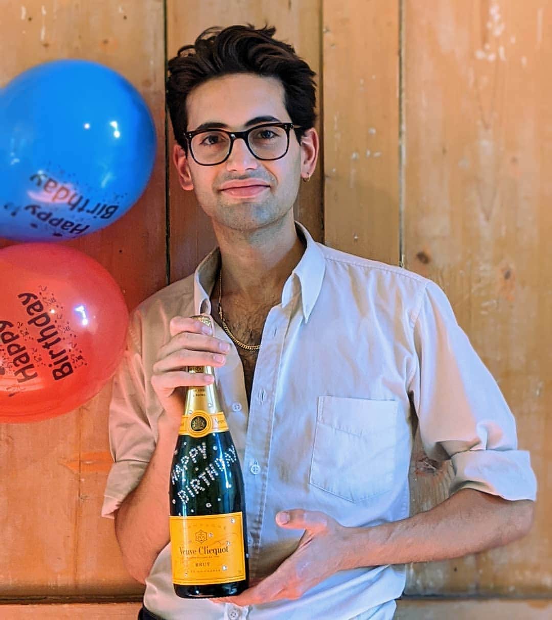 キティー・デイジー＆ルイスのインスタグラム：「Happy birthday Lewis! Big thanks to @voguemagazine and @swarovski for the lovely birthday gift! 🍾🎈」