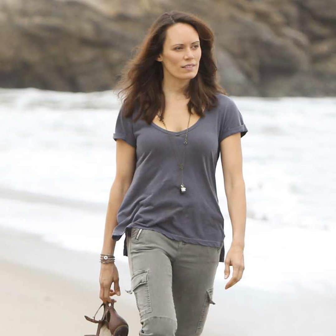 のインスタグラム：「#tbt to #TheMentalist.  Kim Fischer enjoys long walks in the beach, candlelit dinners with goats, and her superstar fellow FBI crime-fighter @rockmonddunbar. * * * #throwbackthursday #fbi #triedtogoundercoverbutaintnofoolingpatrickjane」