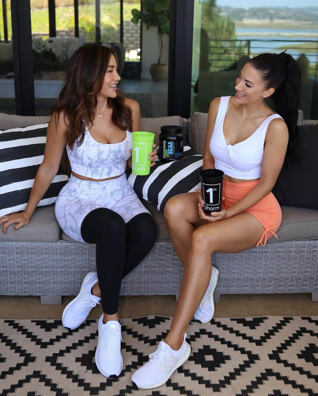 アナ・チエリさんのインスタグラム写真 - (アナ・チエリInstagram)「Spillin the tea and sippin on BCAA with my bestie @caseylovesfitness 💛💛💛  My favorite @1stphorm BCAAs are Green Apple or Blueberry 😋」7月31日 2時04分 - anacheri