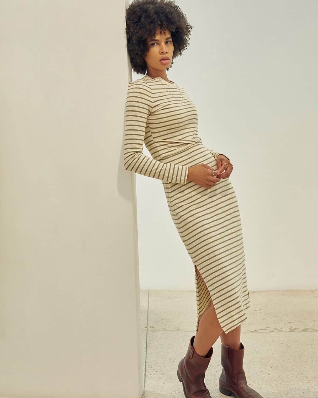 カレントエリオットのインスタグラム：「made in an ultra-flattering fitted silhouette, the new studio dress features statement stripes and a twist detail at the waist to add a little something extra / tap the link in our bio to shop」