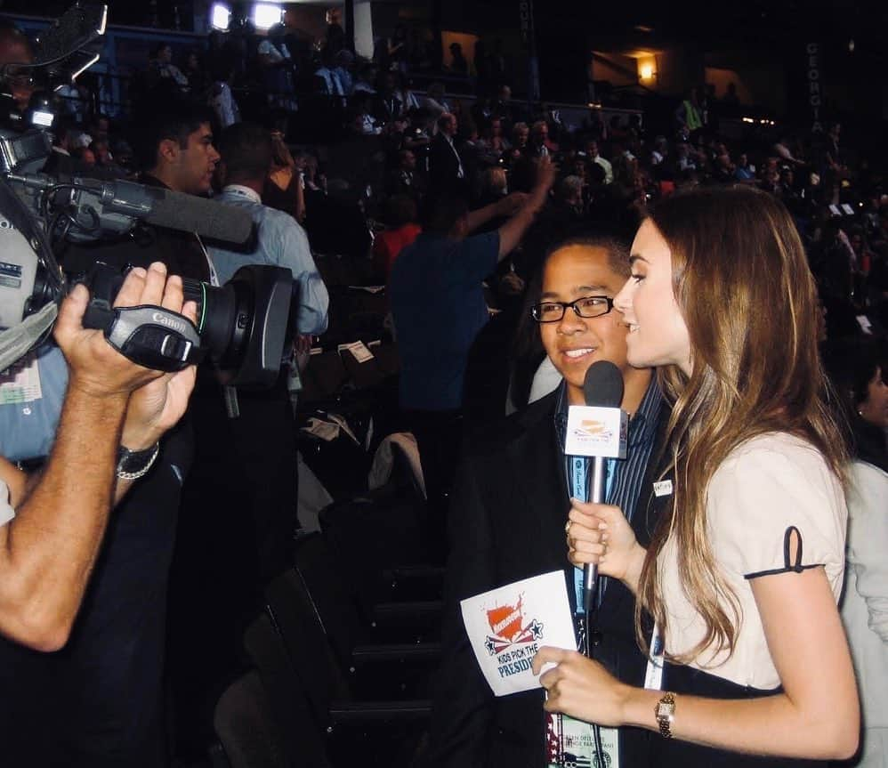 リリー・コリンズさんのインスタグラム写真 - (リリー・コリンズInstagram)「#TBT Reporting live from the Democratic National Convention for @nickelodeon’s “Kids Pick the President” in 2008! I was only 18 and just learning about politics as Obama’s initial campaign launched. You’re never too young to start getting involved, educating yourself and using your platform. With the election coming up, it’s more important than ever that first time voters are registered and committed to using their voices!! Link in my bio for more info...」7月31日 2時07分 - lilyjcollins