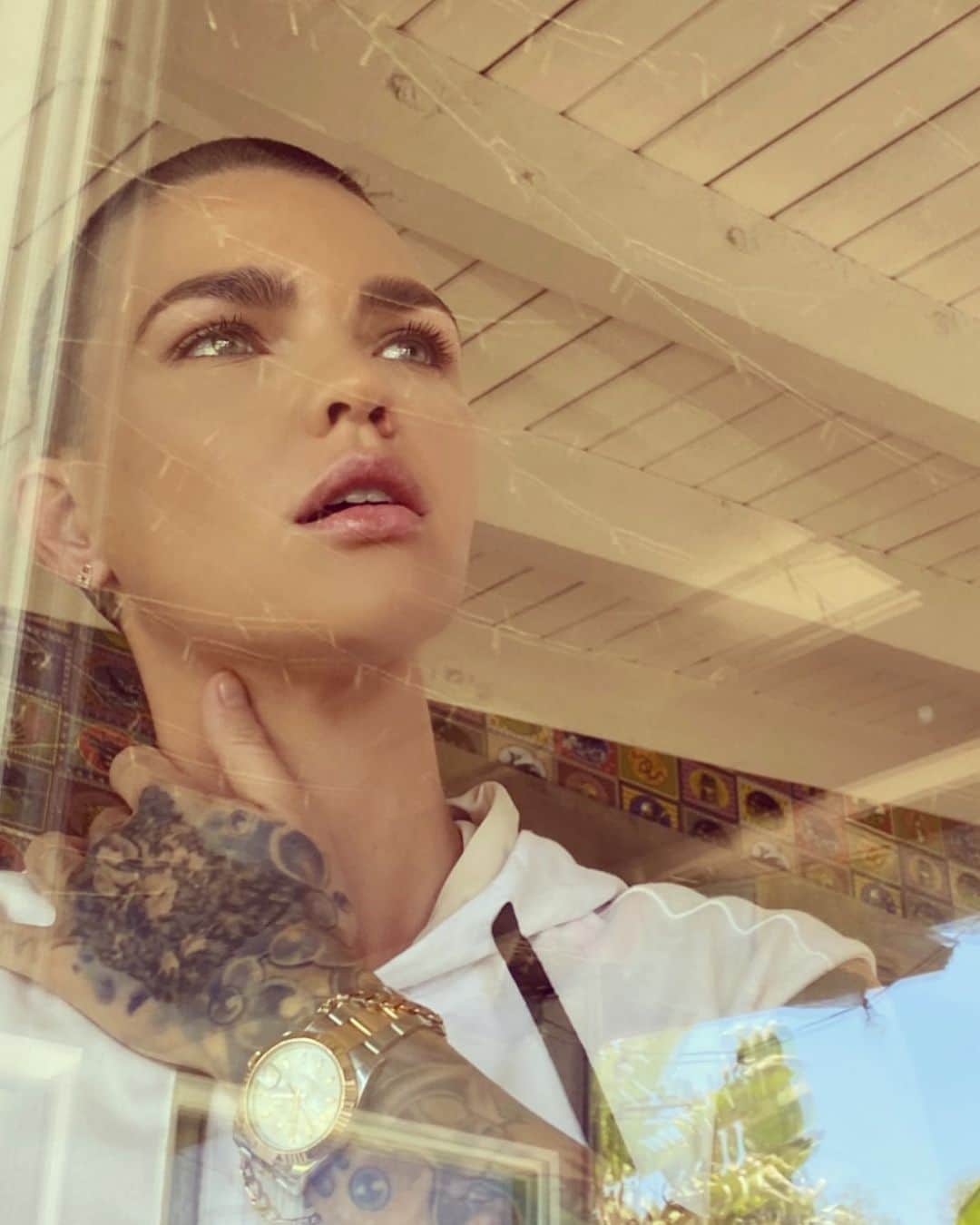 のインスタグラム：「Just looking out to see if the aliens or murder hornets were waiting for their Earthquake cue before arriving.  📷 @brandonalmengo」