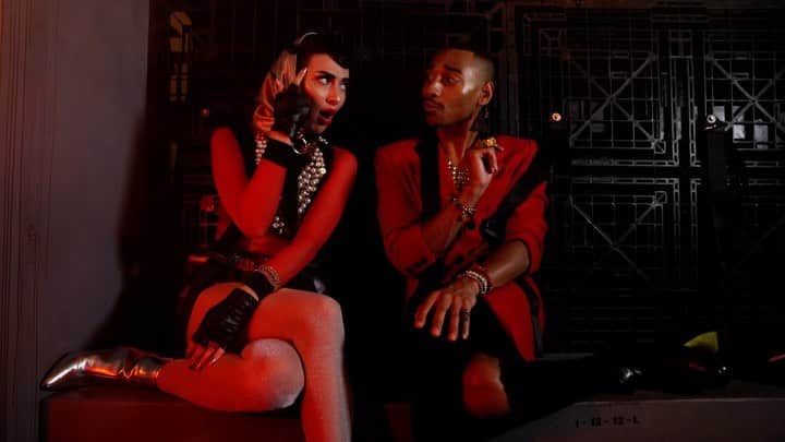 カーミンのインスタグラム：「SELF AWARE feat. @durandbernarr !!!  another quarantine video how did we do?? hit that bio for the link boo 👽🛸💫  directed x @jediinick  produced x @whatwouldalexanderdo  fx x @pala.sound  assisted x @jasminealyanna  cameo appearance x @mrbradybaby  live bass on the track x @patrickpaigeii」
