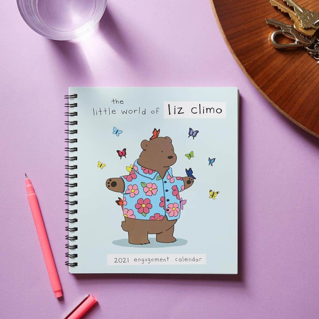 リズ・クライモさんのインスタグラム写真 - (リズ・クライモInstagram)「Link in my bio! My new 2021 engagement calendar from @chroniclebooks is available now, and it is VERY cute 💖 Whether you’re keeping track of school stuff, or social stuff (virtual or otherwise!) or just need help remembering what day it is, this calendar is a great way for you to stay on track (and enjoy some comics in between!) More details in my stories #lizclimocalendar」7月31日 2時18分 - lizclimo