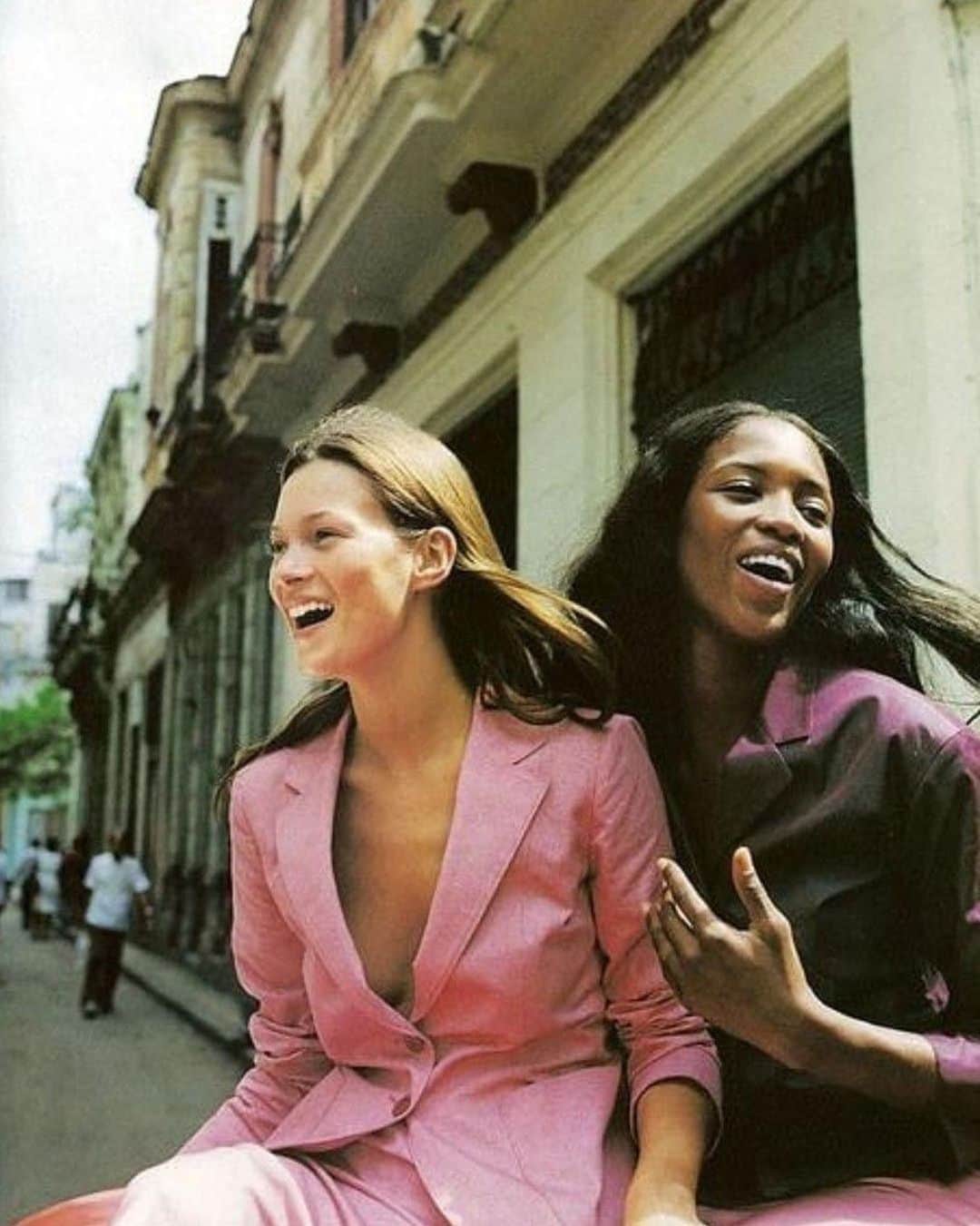 Harper's BAZAARさんのインスタグラム写真 - (Harper's BAZAARInstagram)「It’s #InternationalFriendshipDay and we’re celebrating with an ode to one of the most iconic duos of all time. Tag the Kate to your Naomi below. 💞 ⁣ Photograph by @patrickdemarchelier for BAZAAR, 1998」7月31日 2時29分 - harpersbazaarus