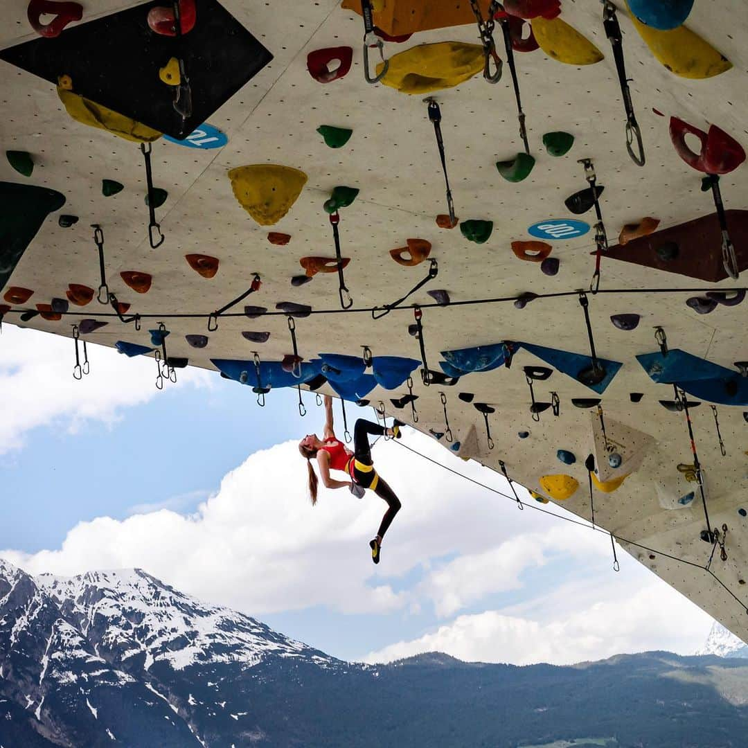 ジェシカ・ピルツのインスタグラム：「On Monday it‘s time for the first lead competition of the year on the outdoor wall in Imst. 22 meters high and 28 meters of climbing. Definitely the longest competition wall I know. Let‘s see when the forearm pump starts to kick in (or when the time limit runs out) 😅 #leadclimbing #competition #summerseries  Thank you for the pic @tristan_hobson  @redbull @thenorthface @scarpaspa @sporthilfe.at @sportlandnoe @heeressportzentrum @compex.austria @austriaclimbing」