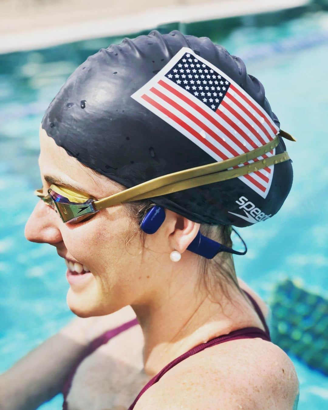 のインスタグラム：「There are no words to express the joy I felt being able to get back in the water safely after four months. I almost forgot how therapeutic the water is, and I swear I had this big of a smile on my face the entire time I was swimming. I was also smiling because I was singing and dance-swimming to T-Swift’s new album the entire time thanks to my @aftershokz Xtrainerz. I also almost forgot how unbelievable the sound quality is under the water. These headphones truly blow me away every time. I’m so grateful for sunshine, swimming, good music, and the best headphones that bring it all together for me. #ShokzSquad #Ad」