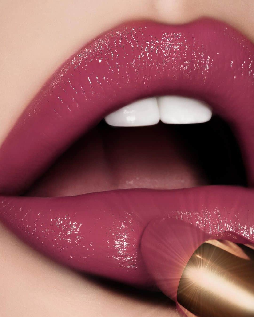 パット・マグラスさんのインスタグラム写真 - (パット・マグラスInstagram)「LUSTING FOR LUXETRANCE ⚡⚡⚡ Treat your lips with LUXETRANCE™ LIPSTICK in 'SORRY NOT SORRY'— a stunning, creamy plum colour with added rich hydration and protection from free radicals #PairedByPat with the PERMAGEL ULTRA LIP PENCIL in 'SUBURBIA.' ⚡⚡⚡ Shop both shades NOW at PATMcGRATH.COM! 👄: @rebellebeautyx」7月31日 2時24分 - patmcgrathreal