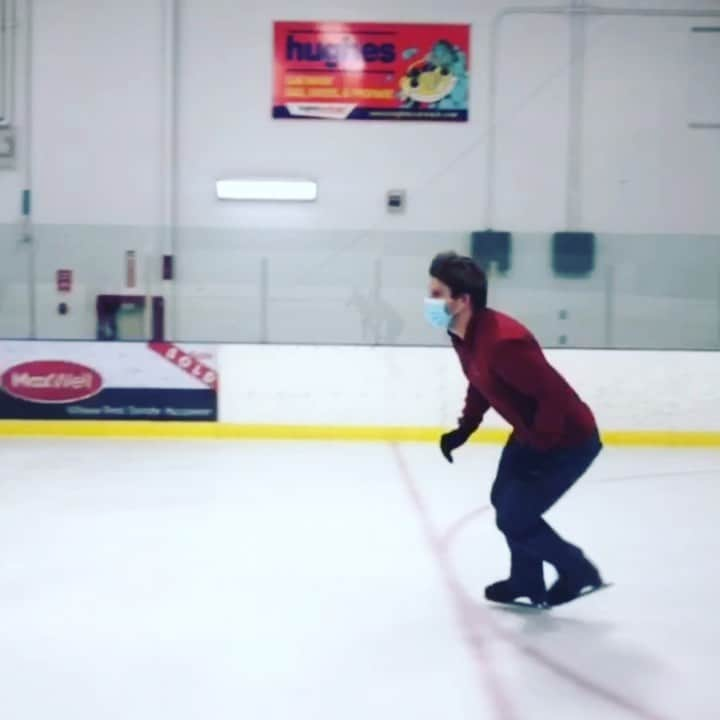 ヴォーン・チピアーのインスタグラム：「This happened... #captionthis #sometimesifall #smacked #sponsoredbyaleve #figureskating #auraskates #backflips #epicfail」