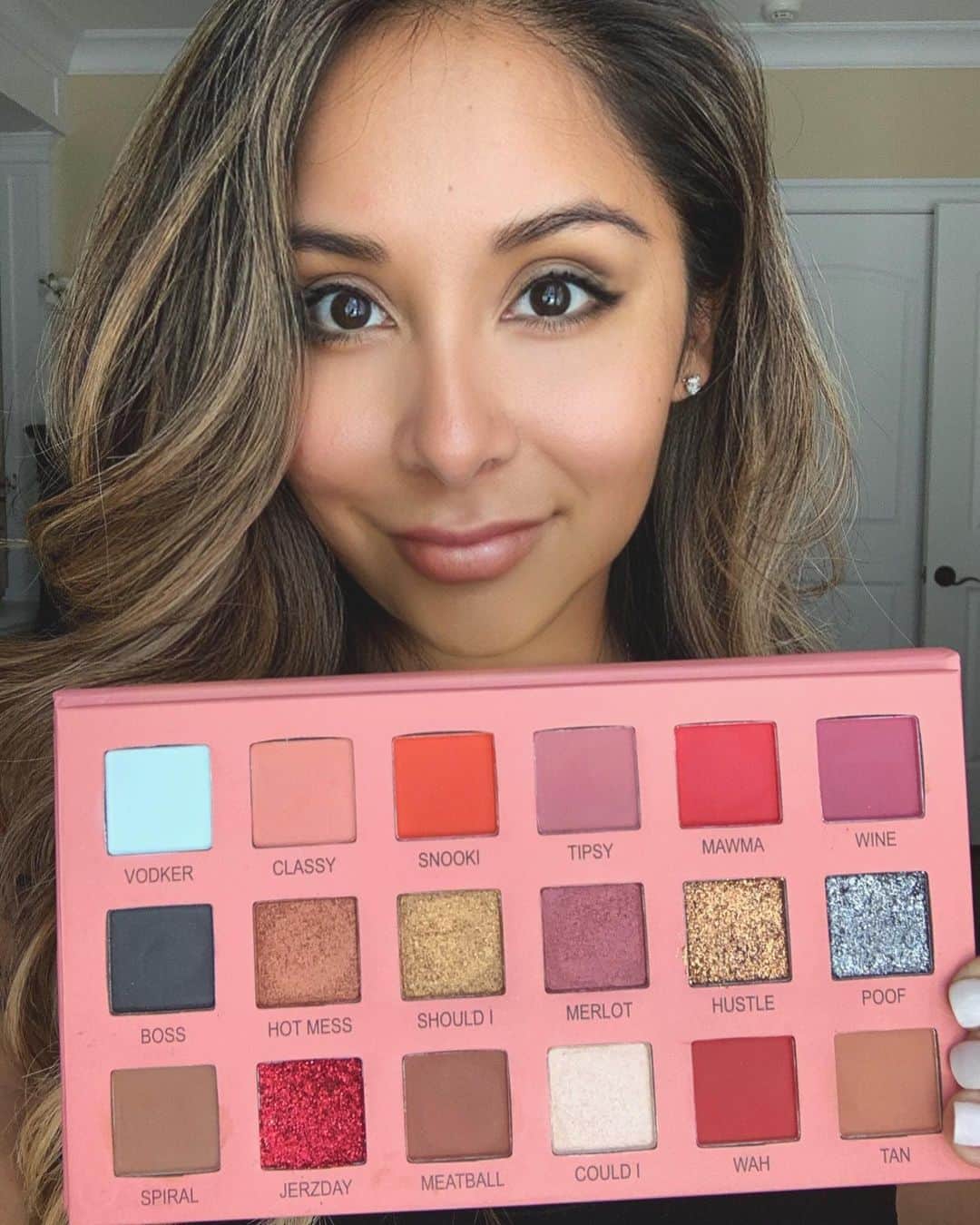 ニコール・ ポリッツィのインスタグラム：「VODKER HUSTLE SHOULD I? @thesnookishop 🔥」