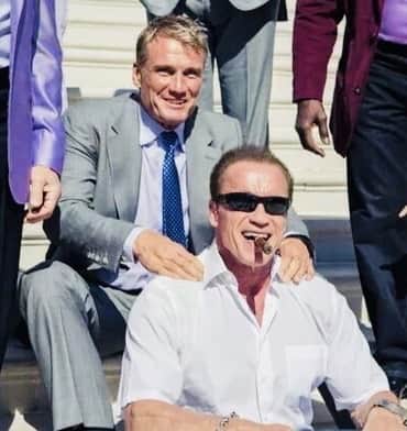 ドルフ・ラングレンのインスタグラム：「Happy Birthday to the Big Man! 🍾👊 I’ve known Arnold since before I was in the film business. Met him on the set of Conan The Destroyer in 1983, when I was still a fighter and engineering student. Next time we met, I was training for Rocky IV, trying to get some sleep while my girlfriend Grace Jones was having the usual party at my house. There was a knock on my door at midnight and when I yelled:’Who the hell is it?’ The response came: ‘It’s your trainer! I’m here to check your abs!’ When I opened the door, There he was - a big smile on his face, smoking a fat Cuban cigar.」