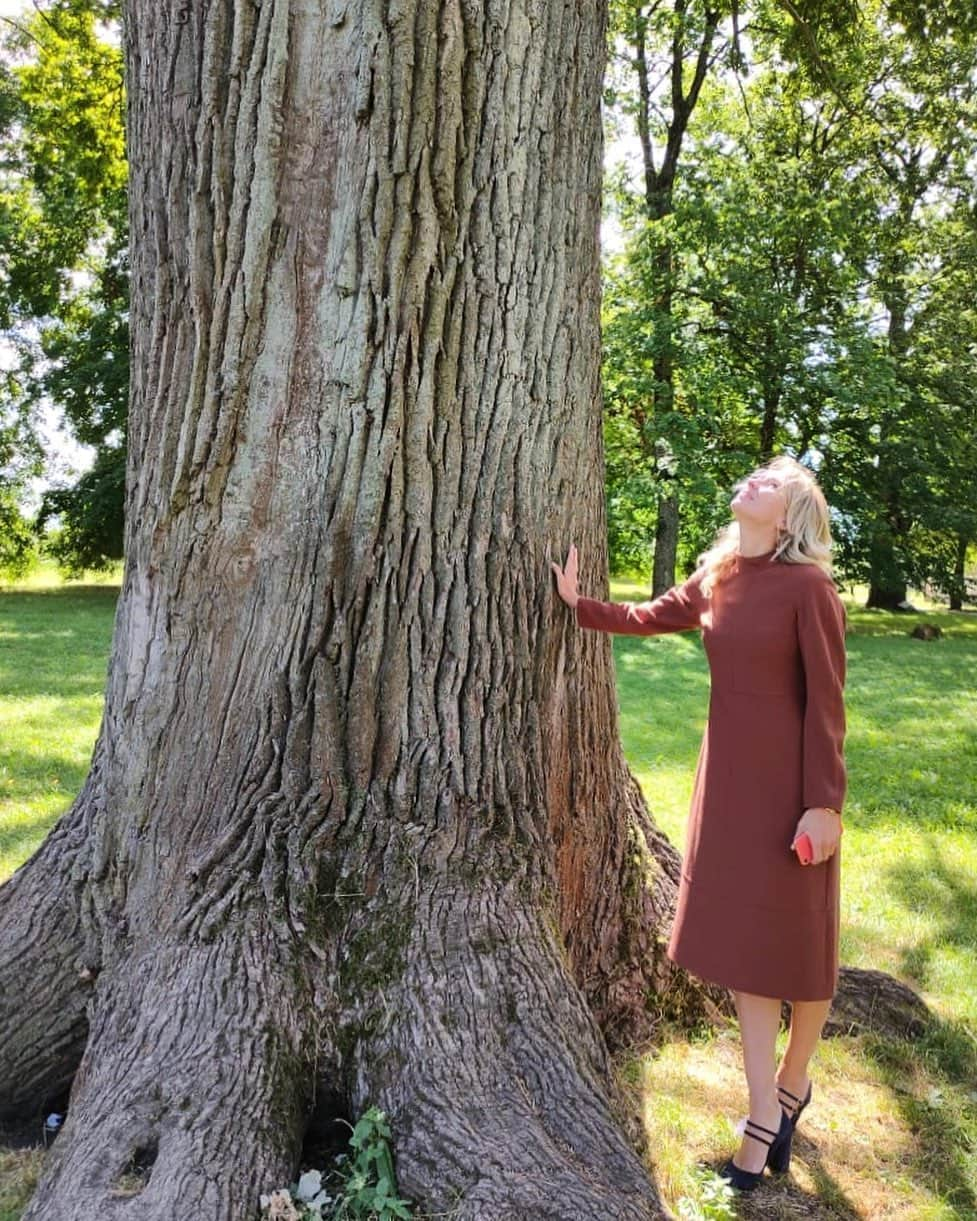 ナタリア・イーシェンコのインスタグラム：「Величественный свидетель прошлого 🌳 #300летнийдуб」