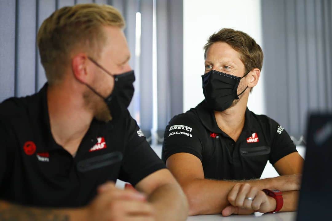のインスタグラム：「Some laughing, talking & walking done. Tomorrow is the driving part 💯❤🔥 #r8g #britishgp #f1 📸 @andyhone」
