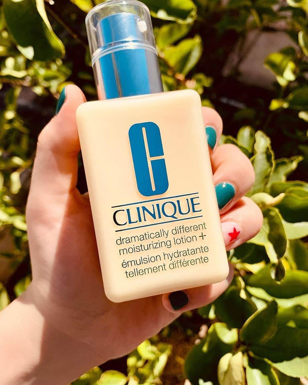 クリニークさんのインスタグラム写真 - (クリニークInstagram)「Head to IG Stories to see why everyone loves fan-favorite #DramaticallyDifferent Moisturizing Lotion+ 💛✨  📸: @u_beautylauren #Clinique #beauty #skincare #parabenfree #fragrancefree #happyskin」7月31日 2時34分 - clinique