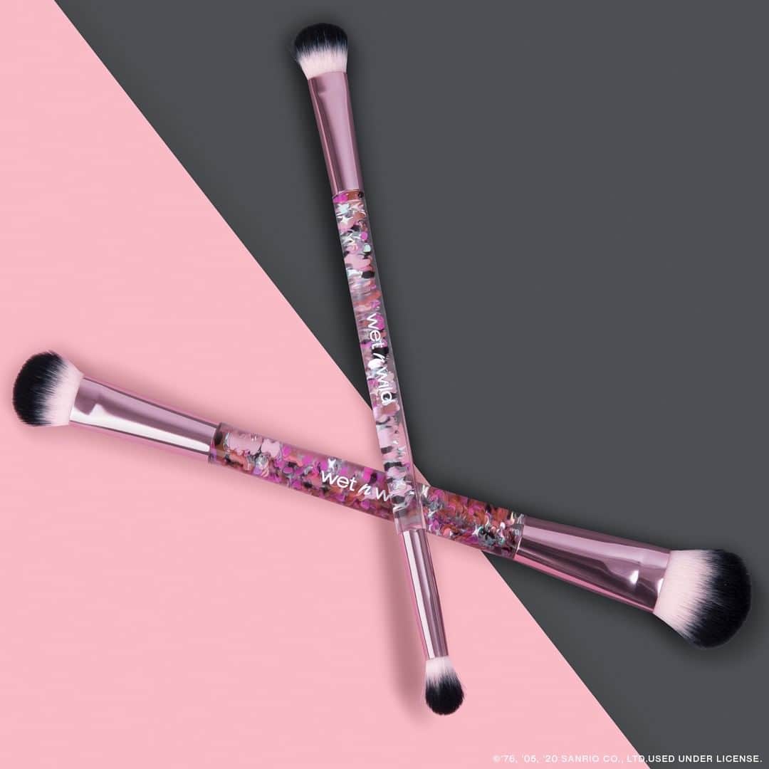 wet'n wild beautyさんのインスタグラム写真 - (wet'n wild beautyInstagram)「Blush & Highlight! Shade & Blend! These dual-ended, synthetic, ultra-soft and ultra-adorable brushes are My Melody & Kuromi approved. Oh, and did we mention the floating confetti in the handles? Go ahead and pack on the fun with your favorite @sanrio friends 😉✨   #MyMelodyKuromixWetnWild #wetnwild #Sanrio #makeupbrushes #crueltyfree」7月31日 2時52分 - wetnwildbeauty