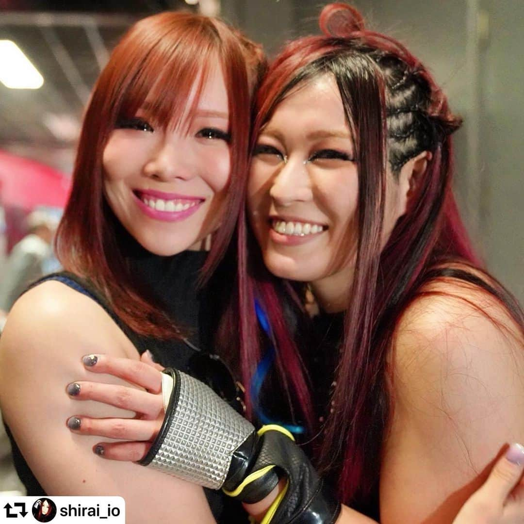 カイリ・セインさんのインスタグラム写真 - (カイリ・セインInstagram)「#repost @shirai_io ・・・ お互いどこにいようと、イオさんとの絆は永遠です。  この写真はNXTテイクオーバーのバックステージで。イオさんの素晴らしい試合を観て、感動で涙が溢れながら撮影したのを覚えています。 大切な人の試合をモニターで観るのは自分の試合よりも緊張するし、盛り上がったときの嬉しさも自分のこと以上に嬉しくて誇らしくて。。  たくさんの方を魅了し続けるイオさんをこれからも全力で応援しています。  イオさん、どうかこれからも自分を信じて、迷わず突き進み続けて下さい。 イオさんなら絶対ぜったい大丈夫です！  I love Io☺️❤️」7月31日 2時52分 - official_kairi