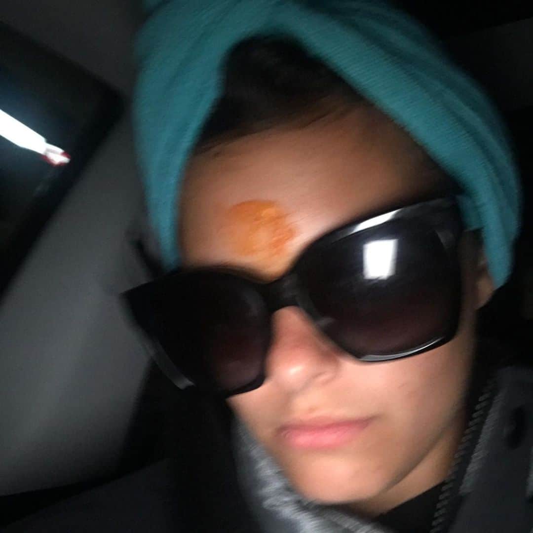 ジャッキー・リーのインスタグラム：「That one time before corona (BC) when i was sporting a hair mask, and a face mask that looks like mushed baby food in my Uber. I think this be one of my best looks to date. Thoughts?」