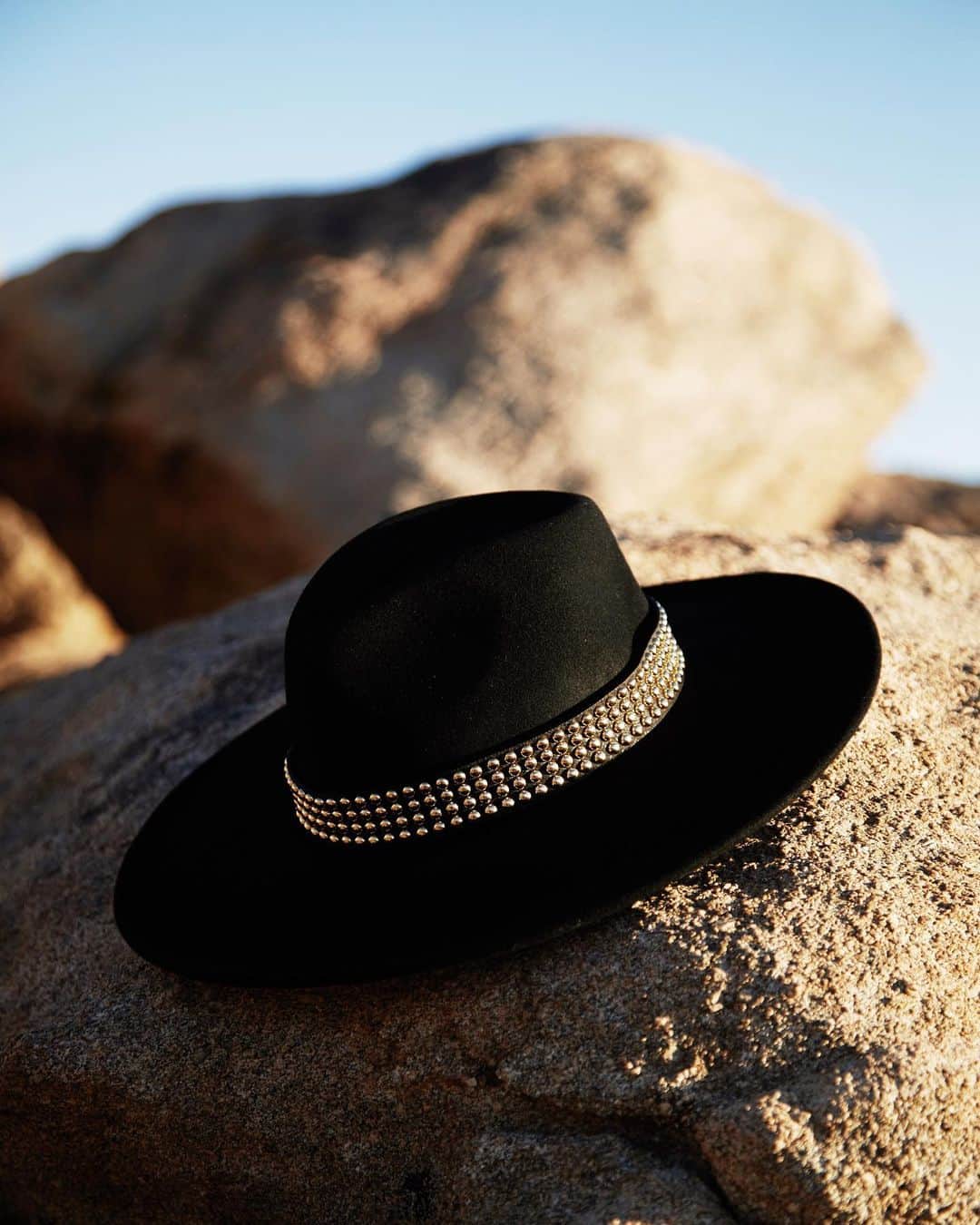 ビーローザベルトさんのインスタグラム写真 - (ビーローザベルトInstagram)「Studs or conchos? Wool or straw? What’s your favorite? #BONDI studded hat or the #SANLUCAS hat」7月31日 2時59分 - blowthebelt