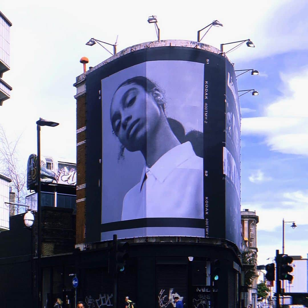 リアン・ラ・ハヴァスのインスタグラム：「Unbelievably proud to have had my literal FACE on this MASSIVE billboard in my native London🌸 Thank you @spotifyuk for making it possible for so many people around the world to hear my songs and see how big my head actually is.」