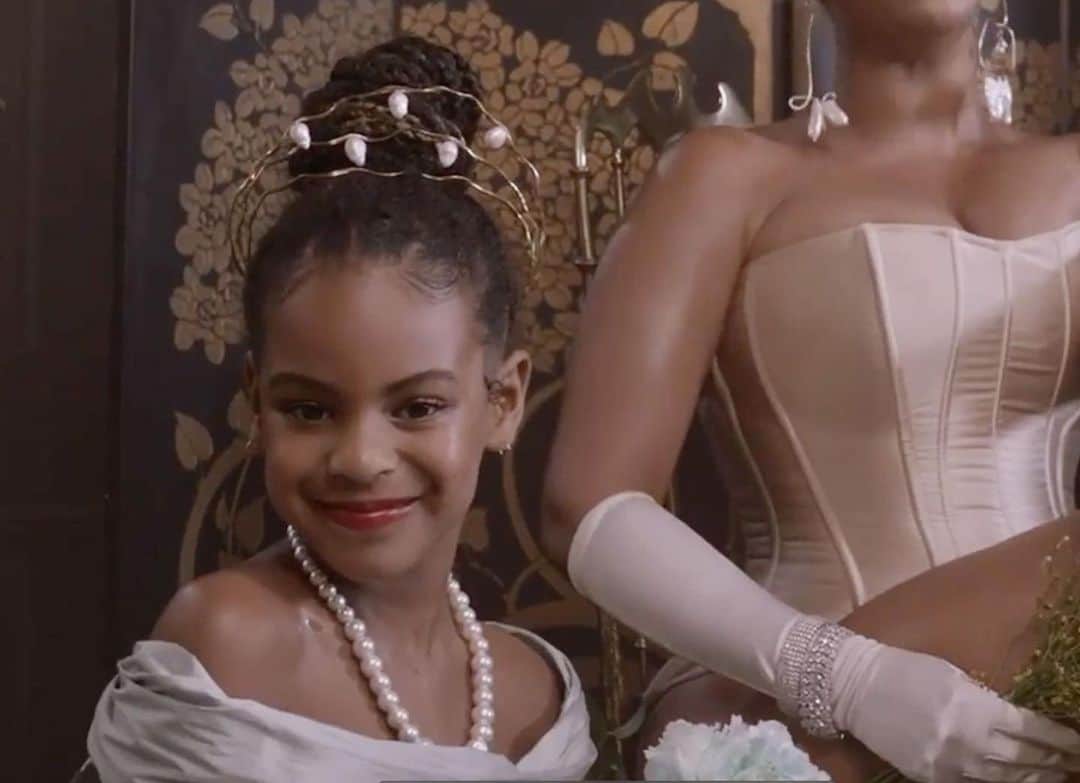 People Magazineさんのインスタグラム写真 - (People MagazineInstagram)「Blue Ivy Carter is ready for her closeup! 👏 While continuing to tease the release of her upcoming film and visual album, Beyoncé released another cinematic trailer — featuring a short cameo from her 8-year-old daughter with husband JAY-Z. (And her regal-looking updo!) Tap the bio link for more on Black Is King, which celebrates "the breadth and beauty of Black ancestry." 🌟 📷: Beyonce/ Instagram」7月31日 3時03分 - people