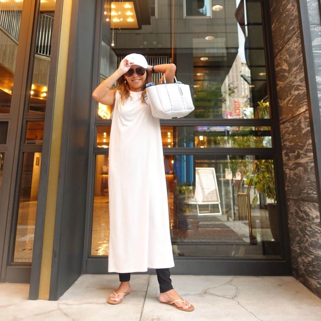 のインスタグラム：「ぼくのキャプコーデ✨  もー楽すぎて ワンピにレギンス、ビーサンが定着しつつあるw  たまたま買ったけどホワイトのキャップあっても海でもこまらないかも❣️  コーデ キャップ　#wtw #newera   ワンピ　#aton 毎年かってるけど今年は薄いピンクがお気に入り✨ レギンスグレーにしても履いてるよ❣️」