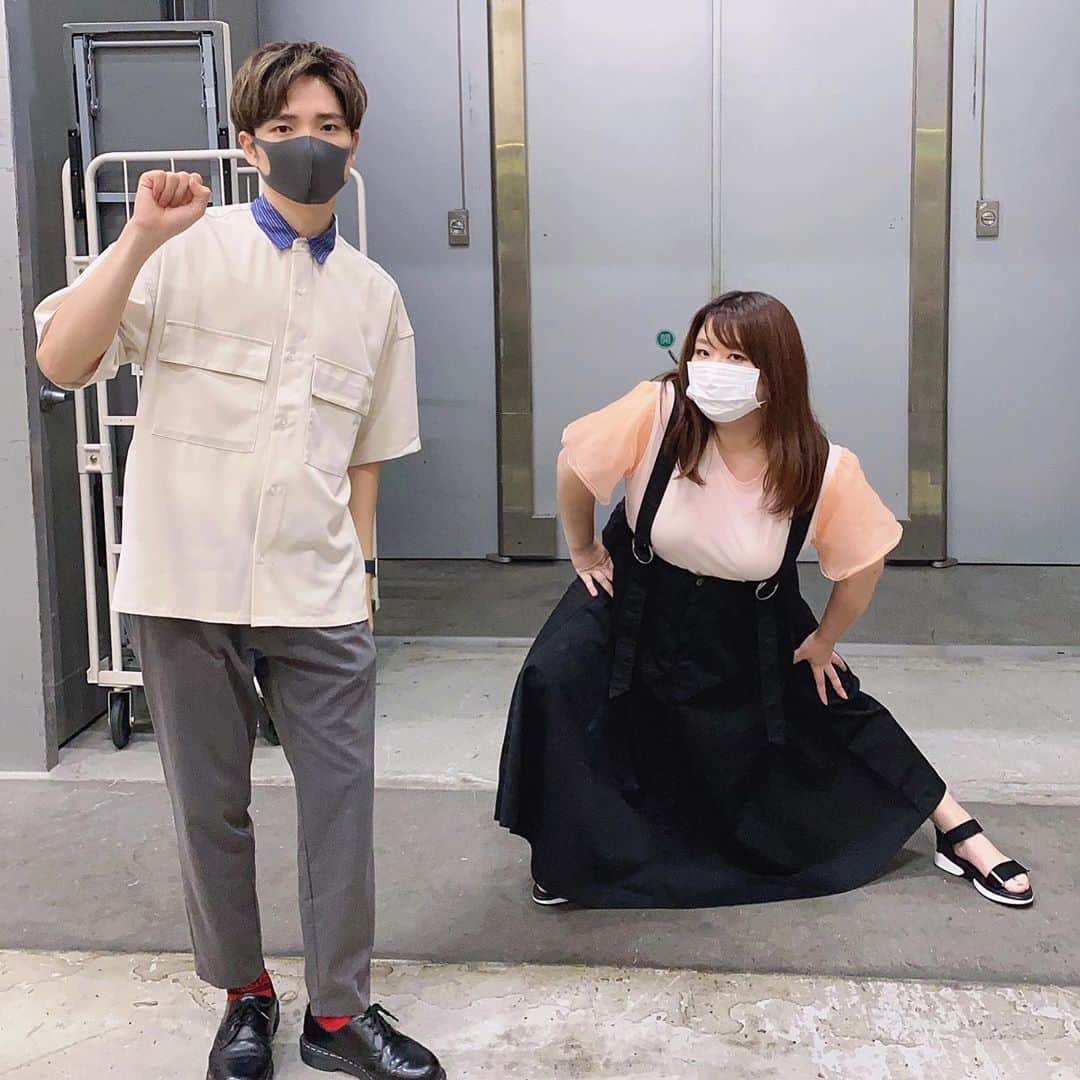 のインスタグラム：「真夜中市場（関西テレビ・金曜深夜放送）いつも楽しく収録してます◎コケコッコー友達のすっちゃん（もうすぐパパになるよ）と会えたり、ロングコートダディ兎さんと並んだら常夏デブのセットて言われたり、茜ちゃんはリウマチの可能性あるけどいつも声大きくて明るいし（でも最後悲しげ）、ズッ友のビフォーアフターはとてもおもしろい。 #お得な商品たくさん #真夜中市場 #ご長寿番組」