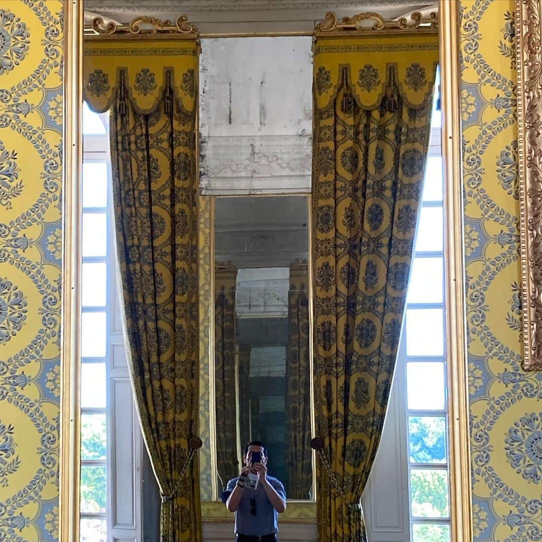 アレクシマビーユのインスタグラム：「Symetrical shot @chateauversailles #visit #merveille #lafrance #louisxiv #versailles #somptuous #opulence #gold #yellow #trianon #selfportrait #interiordesign @beaubowparis」