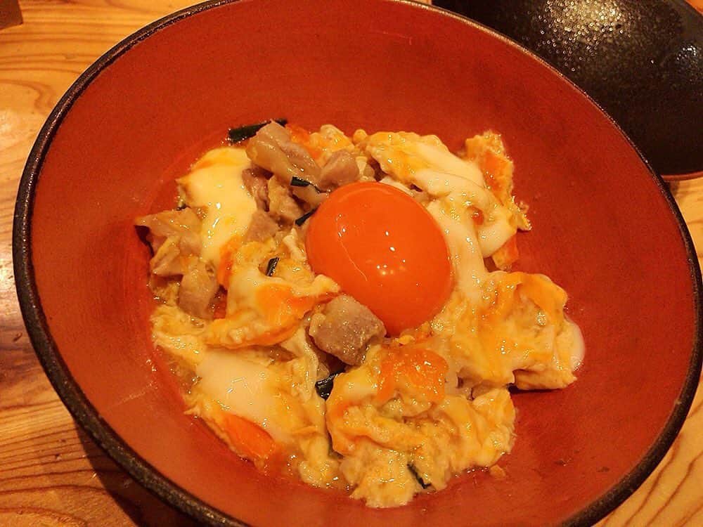 村田綾のインスタグラム：「親子丼って、たまに食べたくなるよね。  「さかえや」さんは、水炊きが絶品で！唸る程に美味しいんだけど…  シメで食べる親子丼も最高なんだよね。  #飯テロ #親子丼 #さかえや」