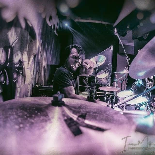 Queensrycheさんのインスタグラム写真 - (QueensrycheInstagram)「#tbt🔙📸 - Casey Grillo at Lucky Eagle Casino in Rochester, WA 2017 (photo credit Savoia Concert and Event Photography) #queensryche #throwbackthursday #luckyeaglecasino #rochesterwashington #caseygrillo #kickassdrummer #talentedmusician #drums #drummer #dwdrums #zildjiancymbals #bamfer #greatguy #memories #goodtimes #rychersrule」7月31日 3時30分 - queensrycheofficial