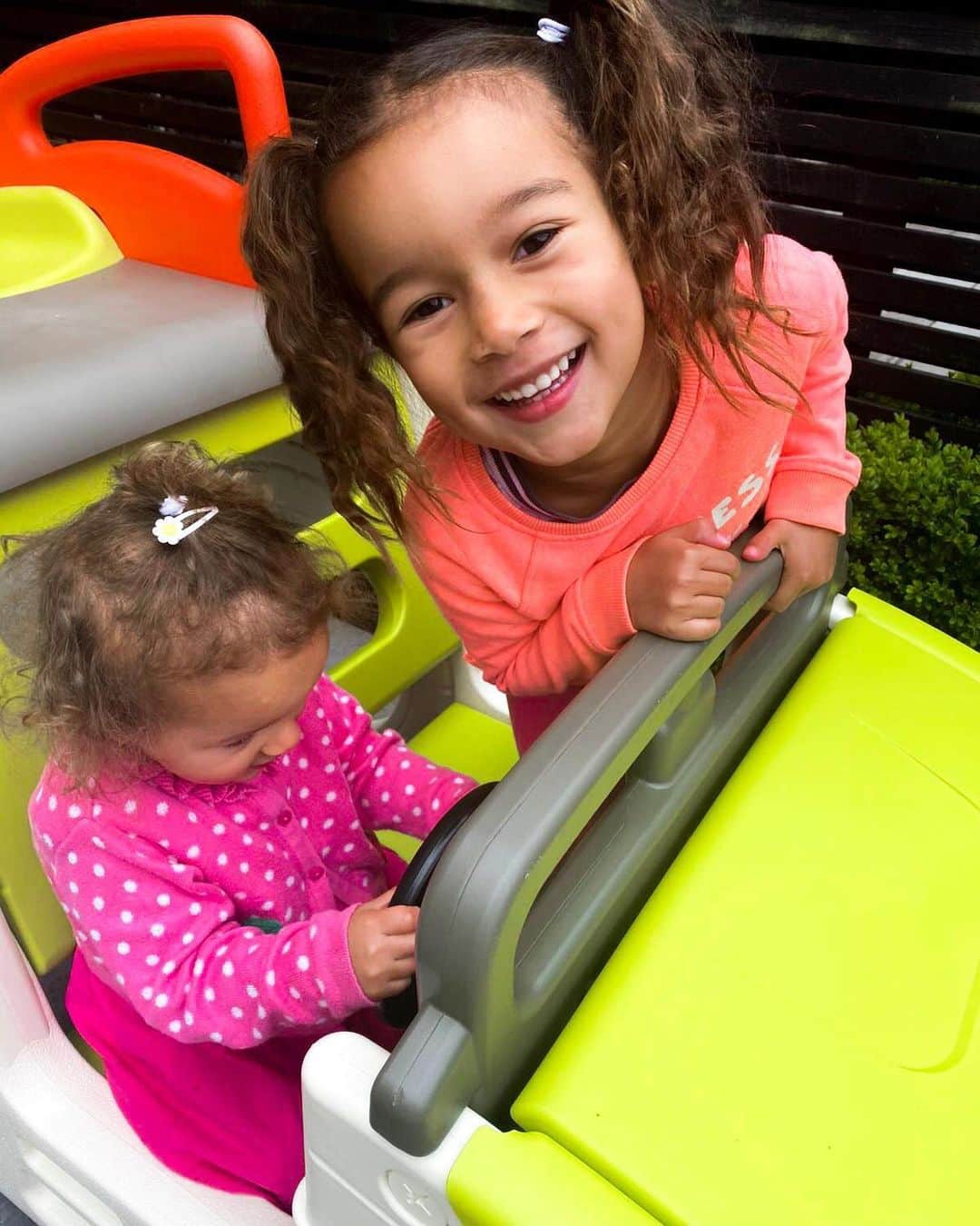 ヘレン・フラナガンさんのインスタグラム写真 - (ヘレン・フラナガンInstagram)「Back with my beautiful babies 🌎💞 Matilda and Delilah have been having so much fun in the sun (and the garden) with the fab Adventure Car from @SmobyUK – I love seeing how happily they play together! Delilah couldn’t get enough of the slide! Thank you for sending guys! Available from @Argos_Home #SmobyUK #SmobySmile #ad」7月31日 3時27分 - hjgflanagan