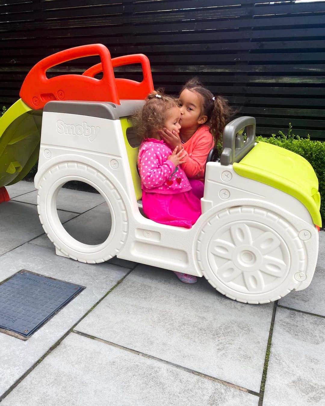 ヘレン・フラナガンさんのインスタグラム写真 - (ヘレン・フラナガンInstagram)「Back with my beautiful babies 🌎💞 Matilda and Delilah have been having so much fun in the sun (and the garden) with the fab Adventure Car from @SmobyUK – I love seeing how happily they play together! Delilah couldn’t get enough of the slide! Thank you for sending guys! Available from @Argos_Home #SmobyUK #SmobySmile #ad」7月31日 3時27分 - hjgflanagan