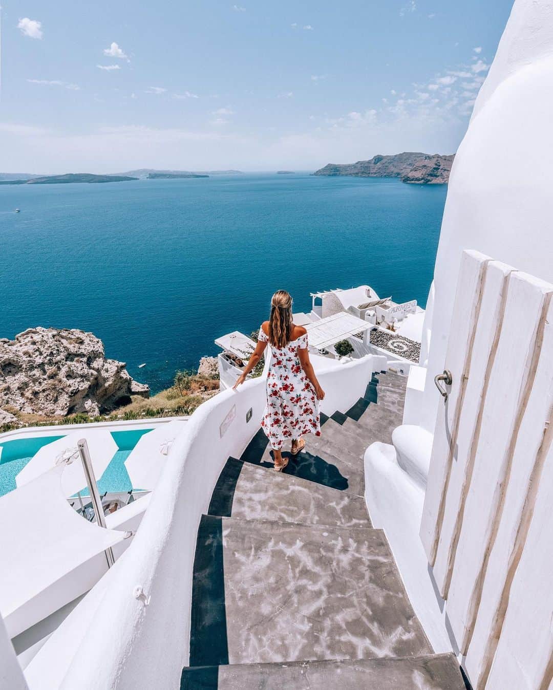 Izkizのインスタグラム：「Running around Greek islands like i'm an extra in Mamma Mia (minus the singing) 🇬🇷」