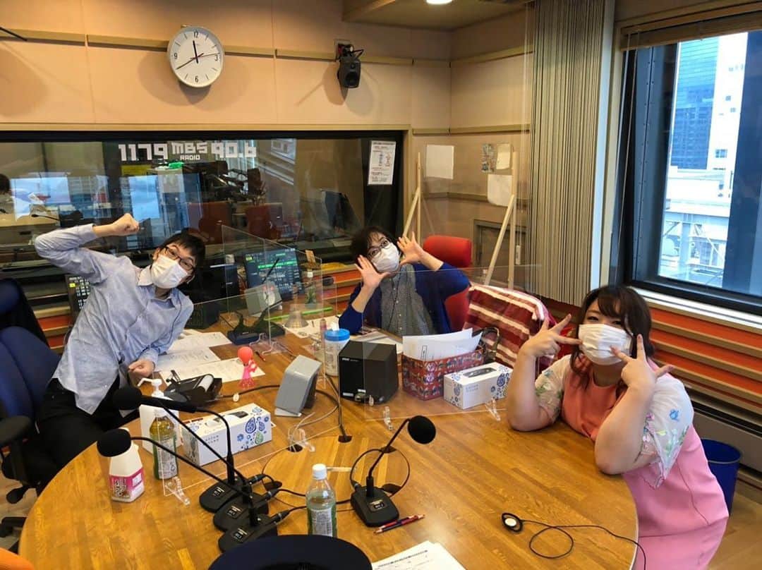 のインスタグラム：「先日久しぶりにMBSラジオ「サンデーライブゴエでSHOW!」にお邪魔しましたよ◎我が家のような安心感。豊島さんと浅越さんのコンビが大好きすぎてたまらん。。嬉しくなってわたしの十八番、鳥取二十世紀梨小唄を披露しましたが相変わらず知らんといわれました🤔 #ラジオ終わり浅越さんの次の仕事に勝手に同行 #開き直りストーカー #NSCビジネスコースで講師 #2時間がっつり見学 #素晴らしい授業でした #ちびまる子ちゃんの担任の先生感」