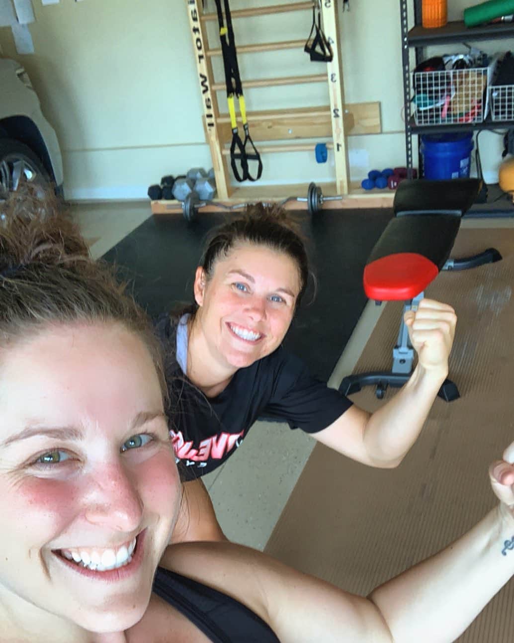 カーリー・パターソンのインスタグラム：「It’s been a while since I have consistently done anything for myself. Babies, a family + a quarantine doesn’t leave you with much time on your hands😆 My bestie & I committed to start working out every week together & we have been going for months now. Pushing each other to get it in on the days we’re exhausted and don’t feel like it and I can honestly say we’ve never felt better. Not only physically but mentally. The girl time is an added bonus✨ So whatever it is you enjoy, this is a reminder to set the mom guilt aside or whatever it is that’s stopping you and take that time for yourself bc it does wonders🙌🏼♥️」