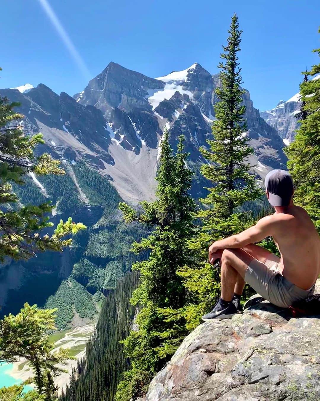 ハビエル・ラジャのインスタグラム：「Breathing in and taking home an unforgettable connection with nature 🏔  Add Banff to your bucket list!」