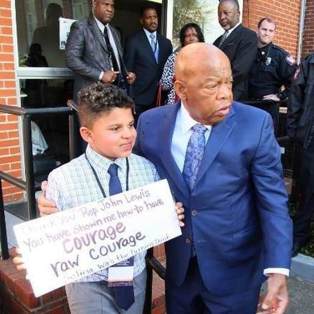 CNNさんのインスタグラム写真 - (CNNInstagram)「Tybre Faw traveled seven hours and waited several more outside a church hoping to meet his hero: John Lewis. He held a sign that read, "Thank you Rep. John Lewis. You have shown me how to have courage." They met two years ago when Faw was 10 and Lewis was 78, and they became friends — even marching together. On Thursday, Faw read the late congressman's favorite poem at his funeral. "I had the chance with John Lewis to spread the word that our world can be better — to find a way to get in the way — get into good trouble. He will always be my hero," Faw said after Lewis died. Tap the link in our bio for more on their friendship. (📸: Lauren Annarino and Tybre Faw)」7月31日 3時57分 - cnn