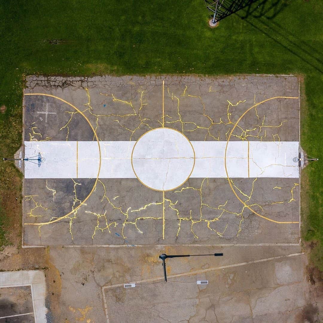 HYPEBEASTさんのインスタグラム写真 - (HYPEBEASTInstagram)「@hypebeastart: Located in southern Los Angeles, @victorsolomon and his team filled the cracks of the court using gold dusted resin inspired by the traditional Japanese technique of Kintsugi — a centuries-old Japanese art of fixing broken pottery. Rather than repairing the ceramic pieces with a camouflaged adhesive, the Kintsugi technique employs a special tree sap lacquer dusted with powdered gold, silver or platinum. Hit the link in bio for more details.⁠⠀ Photo: Shafik Kadi」7月31日 3時49分 - hypebeast