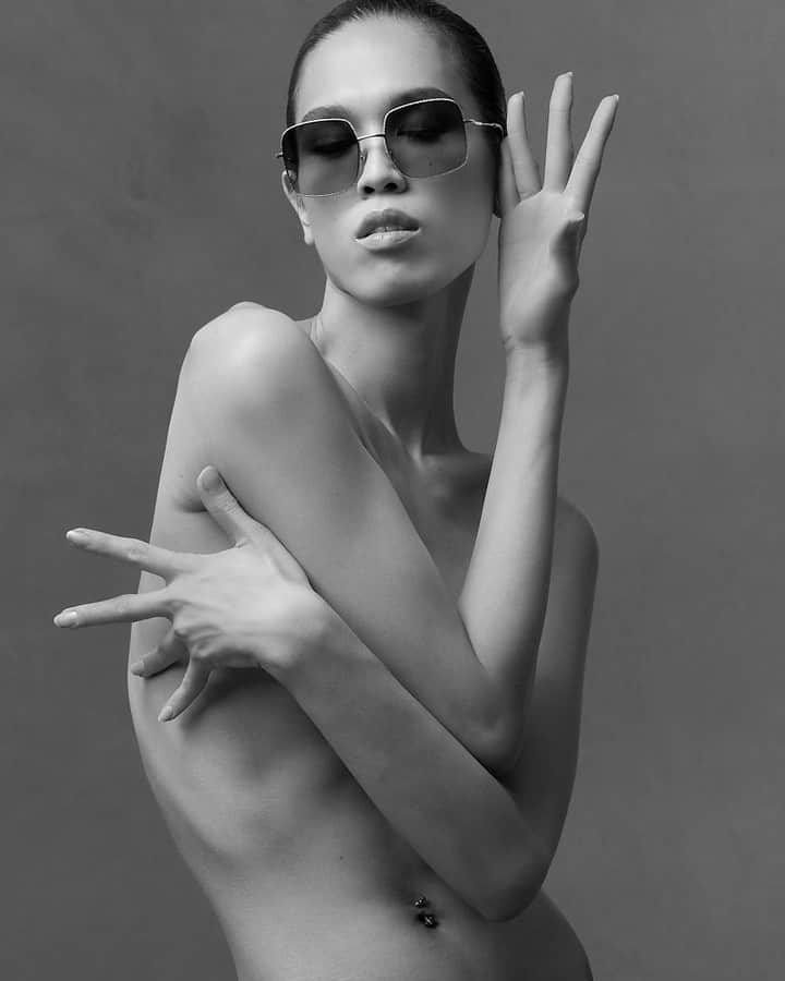Miu Miuさんのインスタグラム写真 - (Miu MiuInstagram)「Body Language.  #DaraAllen wears the latest #MiuMiu la Mondaine sunglasses, as portrayed by @EthanJamesGreen.  Art direction by @KevinTekinel + @CharlesLevai  #MiuMiuEyewear」7月31日 4時00分 - miumiu