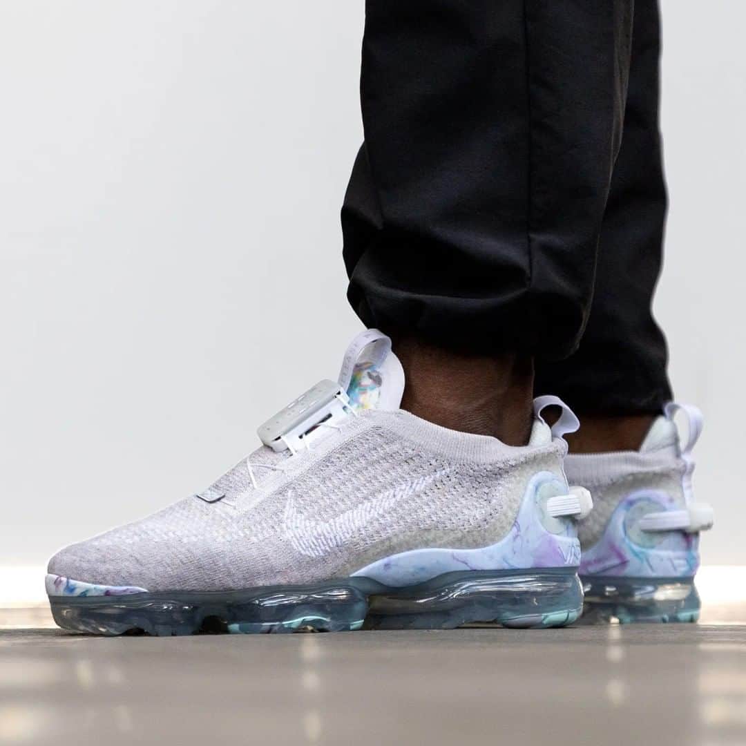 Sneaker Newsさんのインスタグラム写真 - (Sneaker NewsInstagram)「More colorways of the Nike Air Vapormax 2020 Flyknit are coming your way on August 6th. This "Summit White" version is matched with a heel that features swirls of purple and light blue. Mens and womens sizes are expected! Hit the link in our bio to learn more.」7月31日 4時01分 - sneakernews