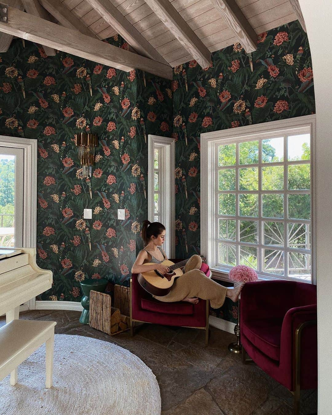 セレーナ・ゴメスさんのインスタグラム写真 - (セレーナ・ゴメスInstagram)「Things I’ve been doing in quarantine- settling into my new house and guitar lessons 🥰」7月31日 4時03分 - selenagomez