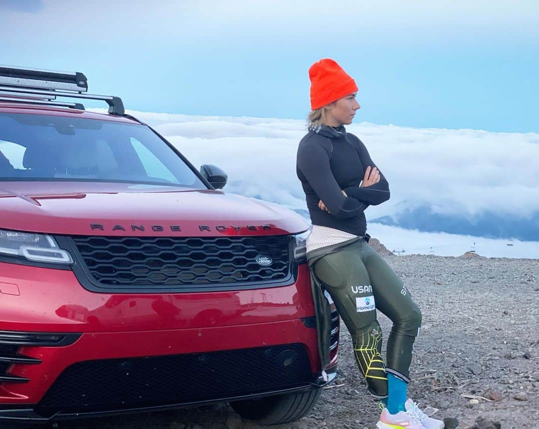 ミカエラ・シフリンのインスタグラム：「Me: I don’t pose. Also me: ...🤐  •  @landroverusa」