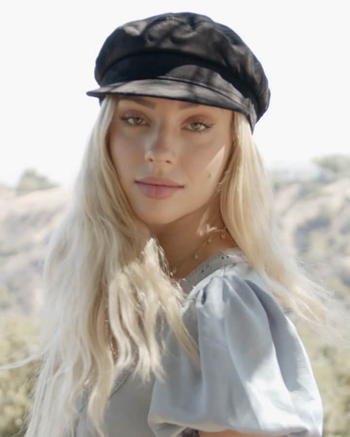 チャーリー・ジョーダンのインスタグラム：「Summers in LA are beautiful! Found a fig tree on our walk this morning 🌼 t-minus two days until our two week road trip!  Dress @revolve #revolvesummer  VC @97zach」