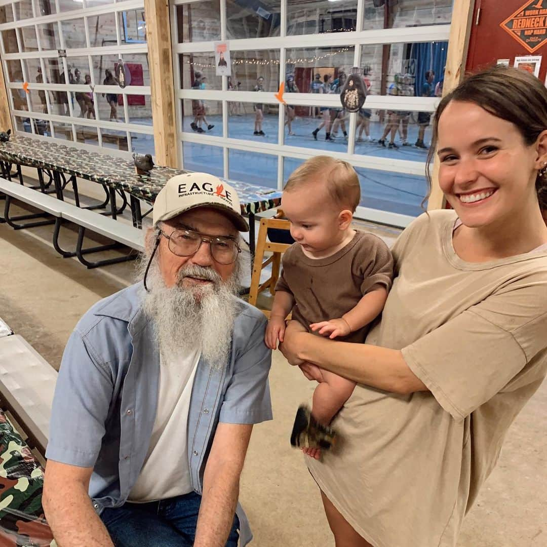 コリー・ロバートソンさんのインスタグラム写真 - (コリー・ロバートソンInstagram)「The babies can’t keep their eyes off Uncle Si! It’s okay, boys, we all think he’s pretty funny too 😂」7月31日 4時17分 - bosshogswife