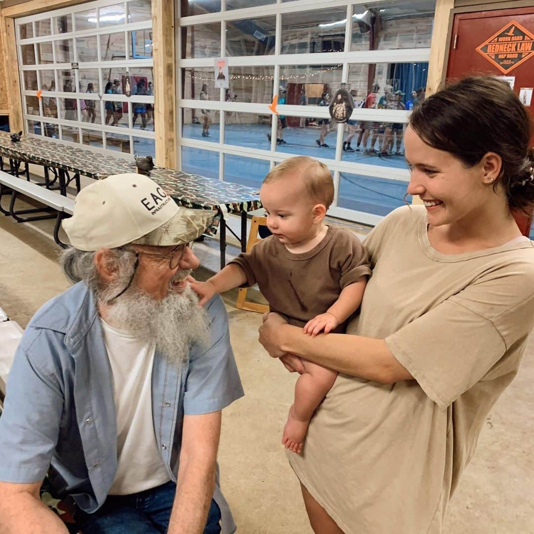 コリー・ロバートソンさんのインスタグラム写真 - (コリー・ロバートソンInstagram)「The babies can’t keep their eyes off Uncle Si! It’s okay, boys, we all think he’s pretty funny too 😂」7月31日 4時17分 - bosshogswife